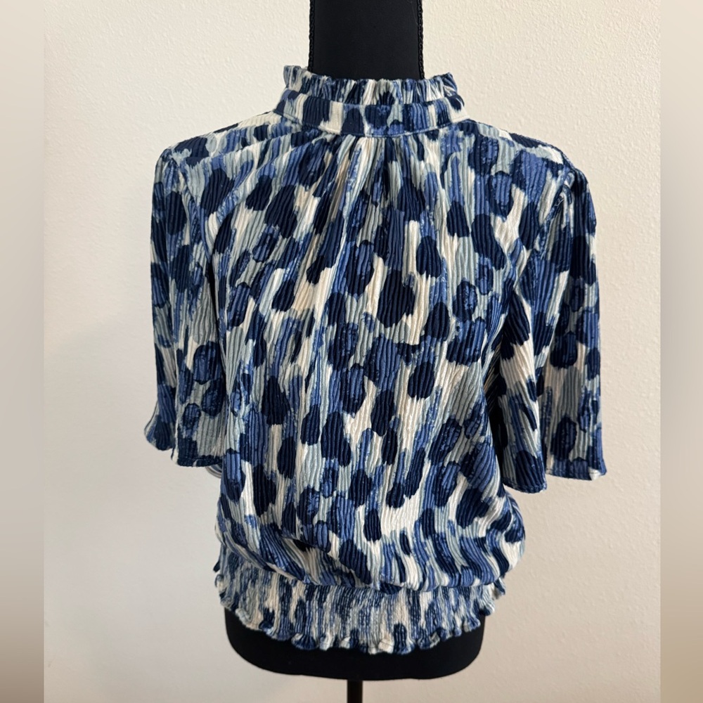 Voy ladies mock turtleneck top.